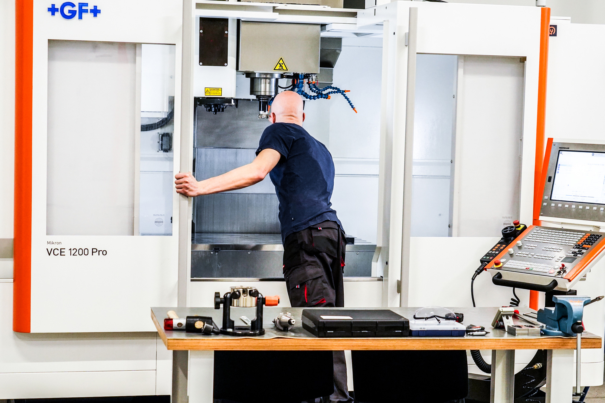 Mikron VCE 1200 3 tengelyes megmunkáló központ